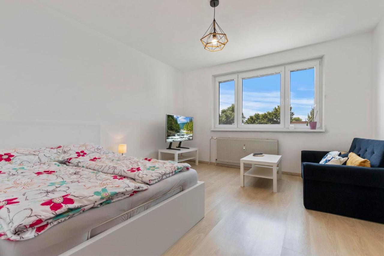 Apartment 20 Minutes From City Center W Netflix, Coffee Or Tea & Parking Bratislava Exterior photo